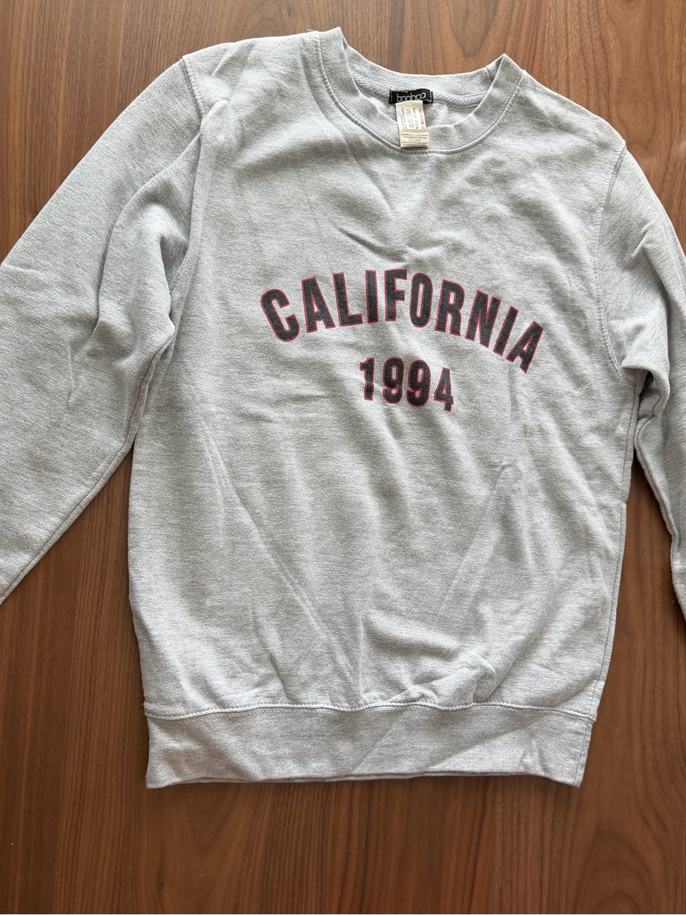 Boohoo Light Gray Crewneck Sweatshirt with Burgundy California 1994 Print